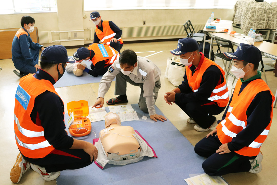 AED使用方法の説明を受ける隊員