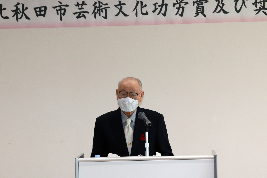  受賞者を代表してあいさつを述べる五代儀さん