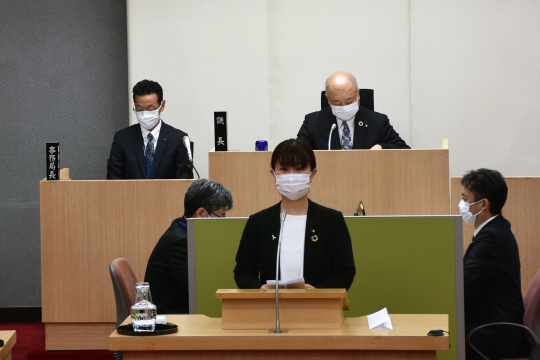 追悼の言葉を述べる佐藤光子議員 [396KB]