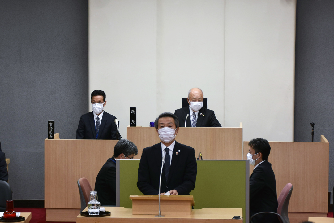 追悼の言葉を述べる津谷市長 [373KB]