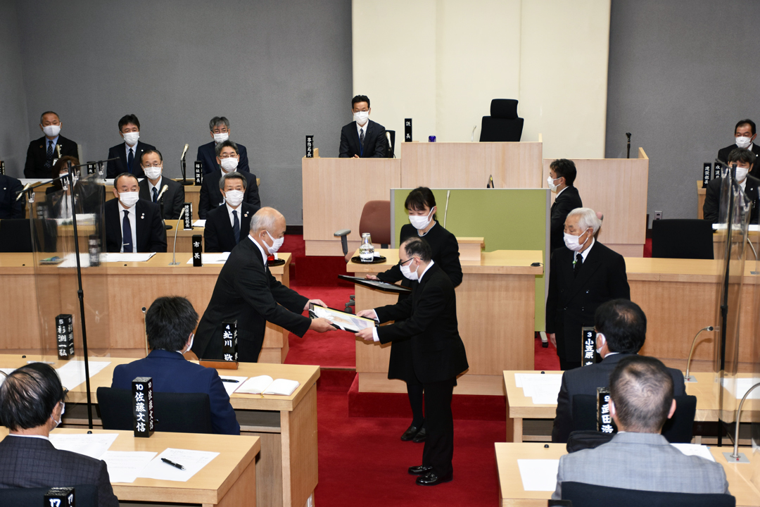 黒澤芳彦議長からご遺族へ弔詞贈呈 [490KB]