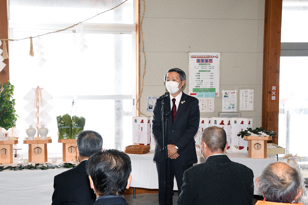 あいさつを述べる津谷市長