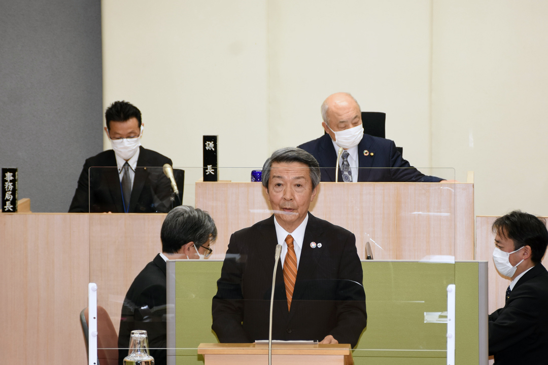 令和4年度施政方針を述べる津谷市長