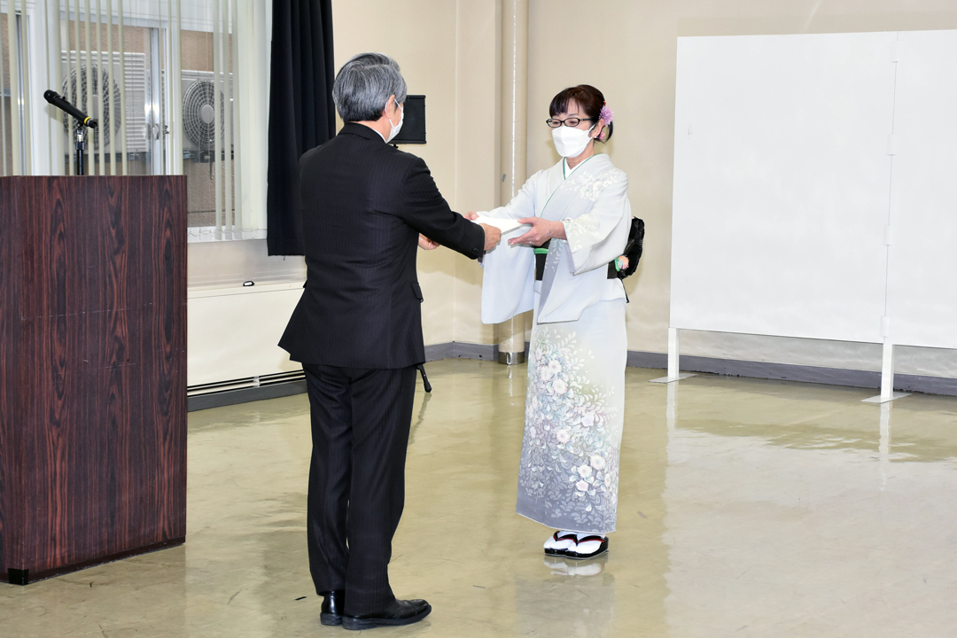 津谷市長から退職辞令交付