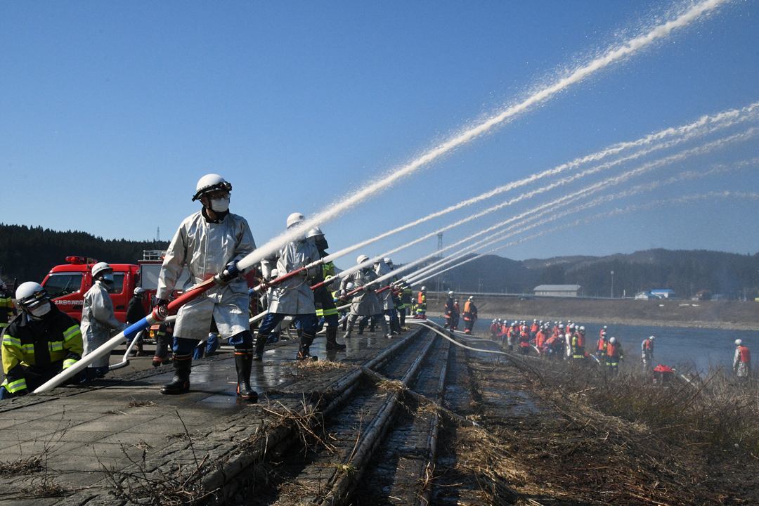 森吉地区の放水訓練（阿仁川河川敷）