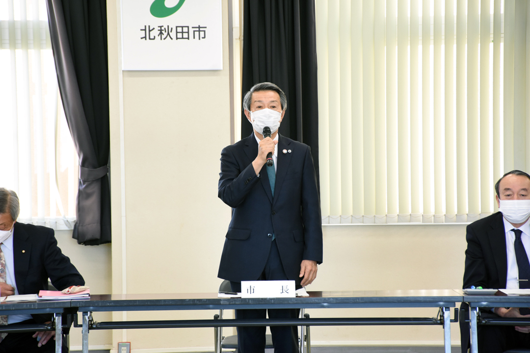 懇談会であいさつを述べる津谷市長