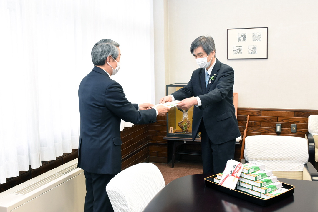 津谷市長から感謝状の贈呈