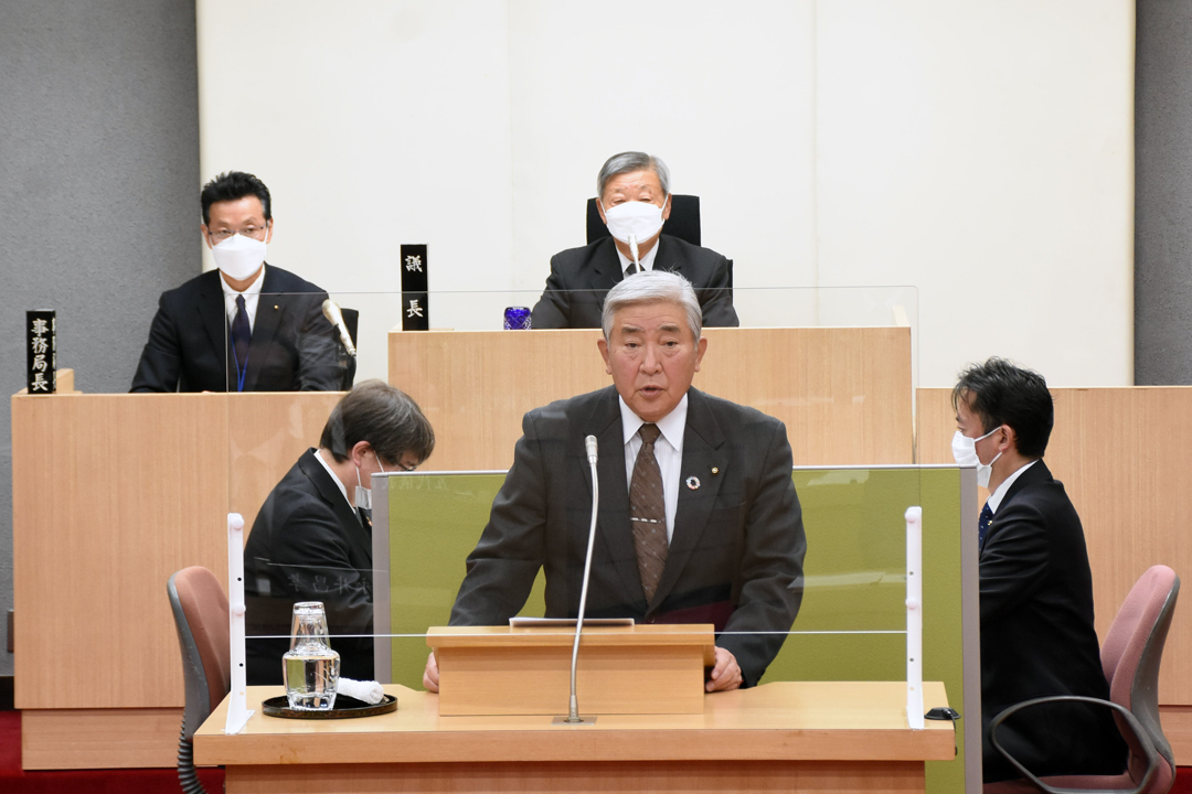 就任のあいさつを述べる堀部議長