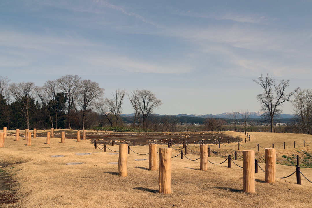 環状列石の向こうには世界自然遺産の白神山地