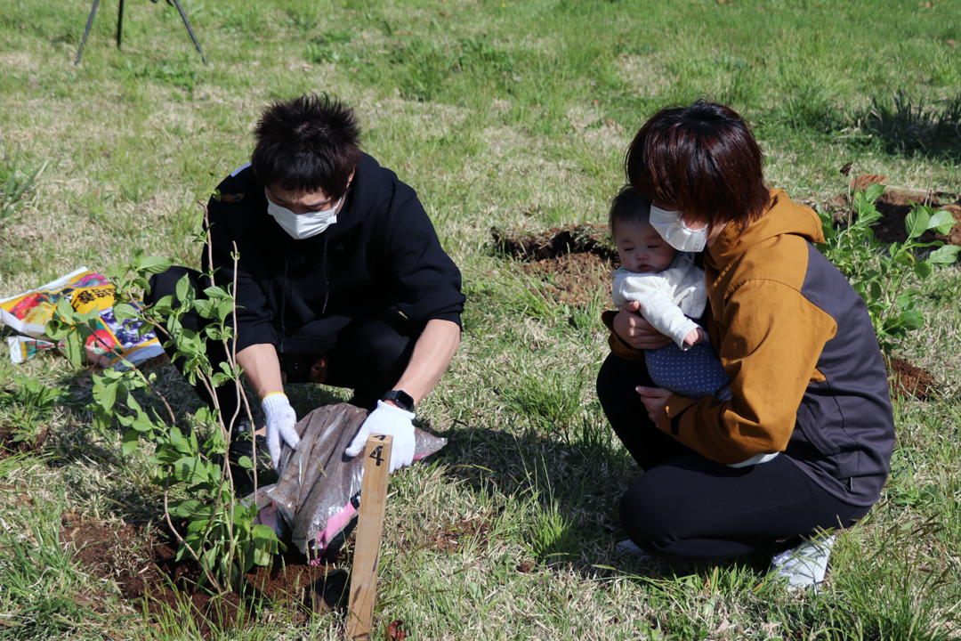 植樹を行う参加者親子