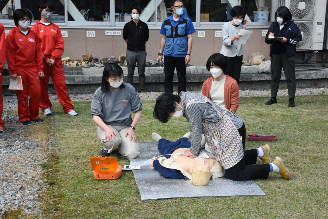 AEDの操作方法を学ぶ