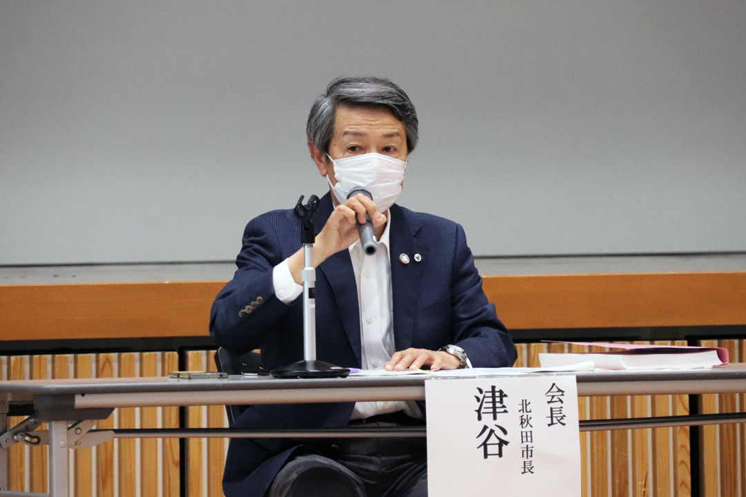 議長を務める津谷市長