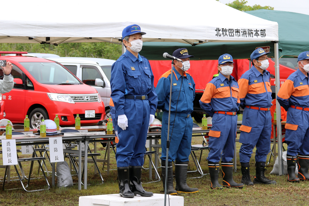 水防団を前にあいさつを述べる訓練本部長の津谷市長