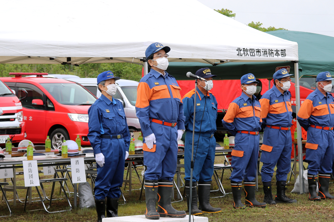 水防団員に訓示を行う杉渕団長