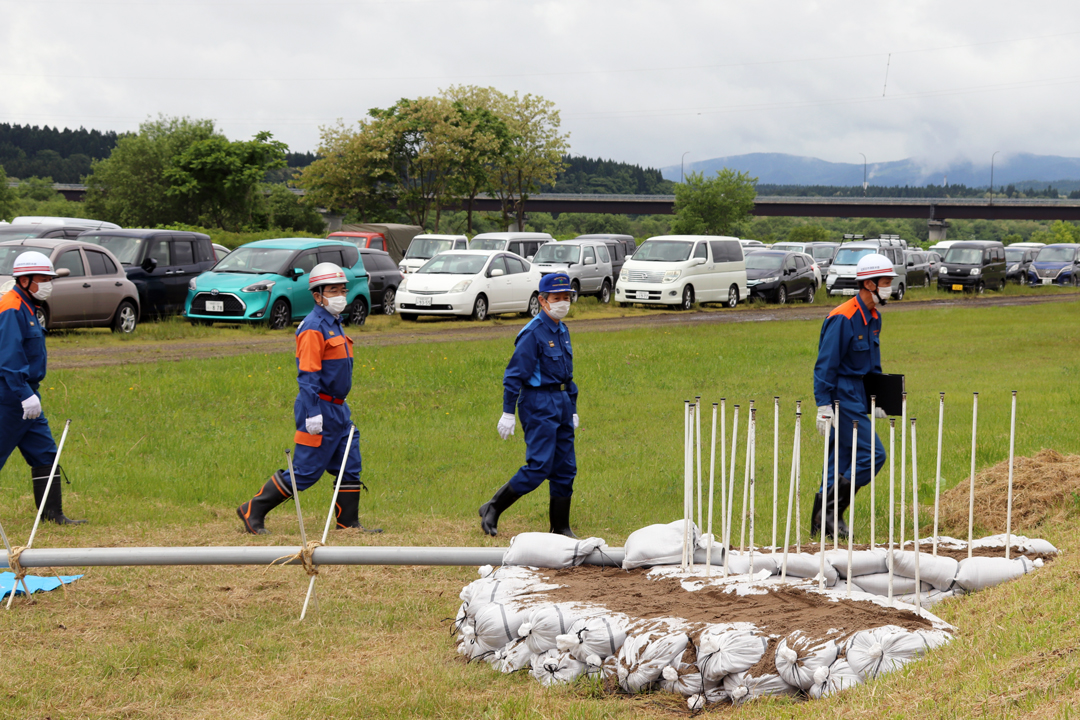 月の輪工を視察する津谷市長と杉渕団長など