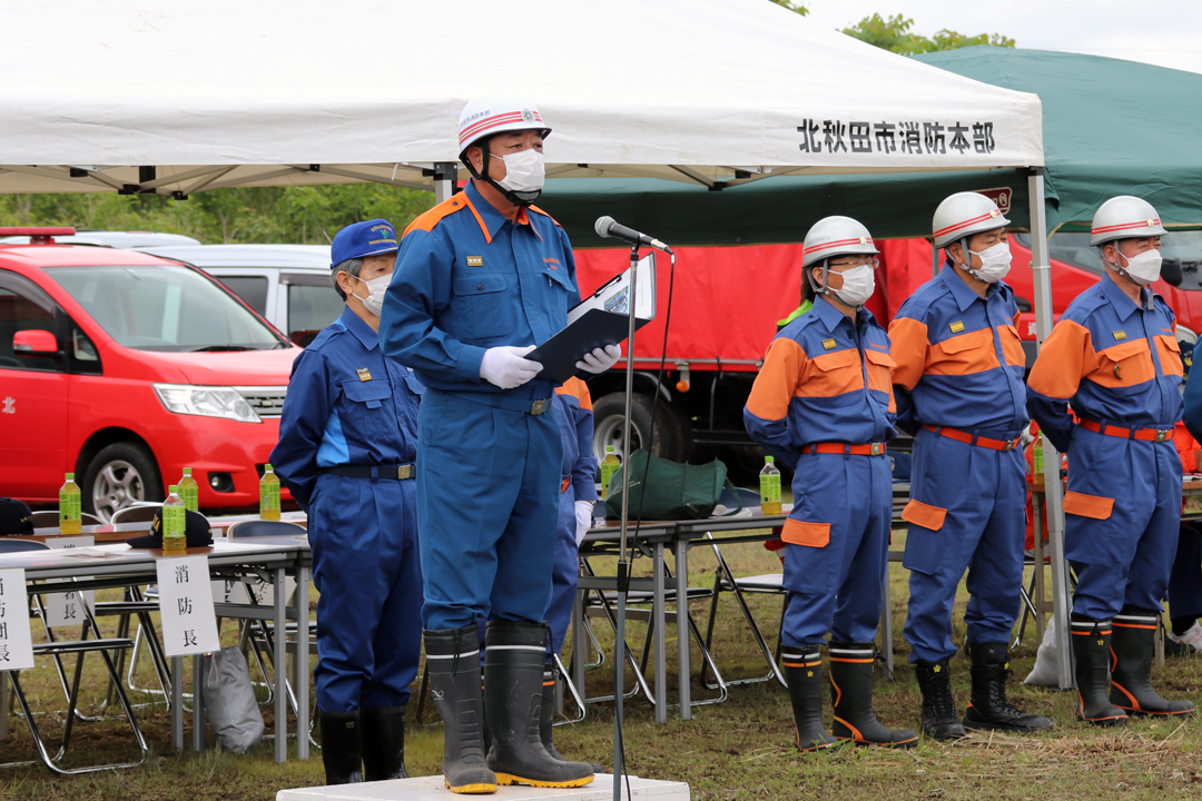 訓練後の講評を述べる長岐消防長