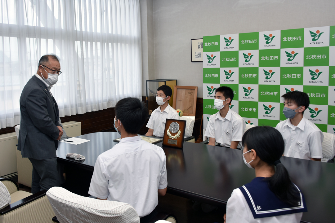 激励の言葉を述べる佐藤教育長