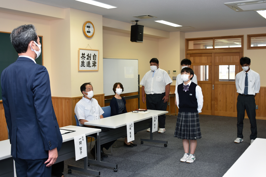 決意表明する女子フェンシング部の永井さん