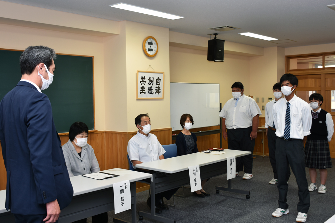 決意表明する男子ソフトテニス部の松岡さん