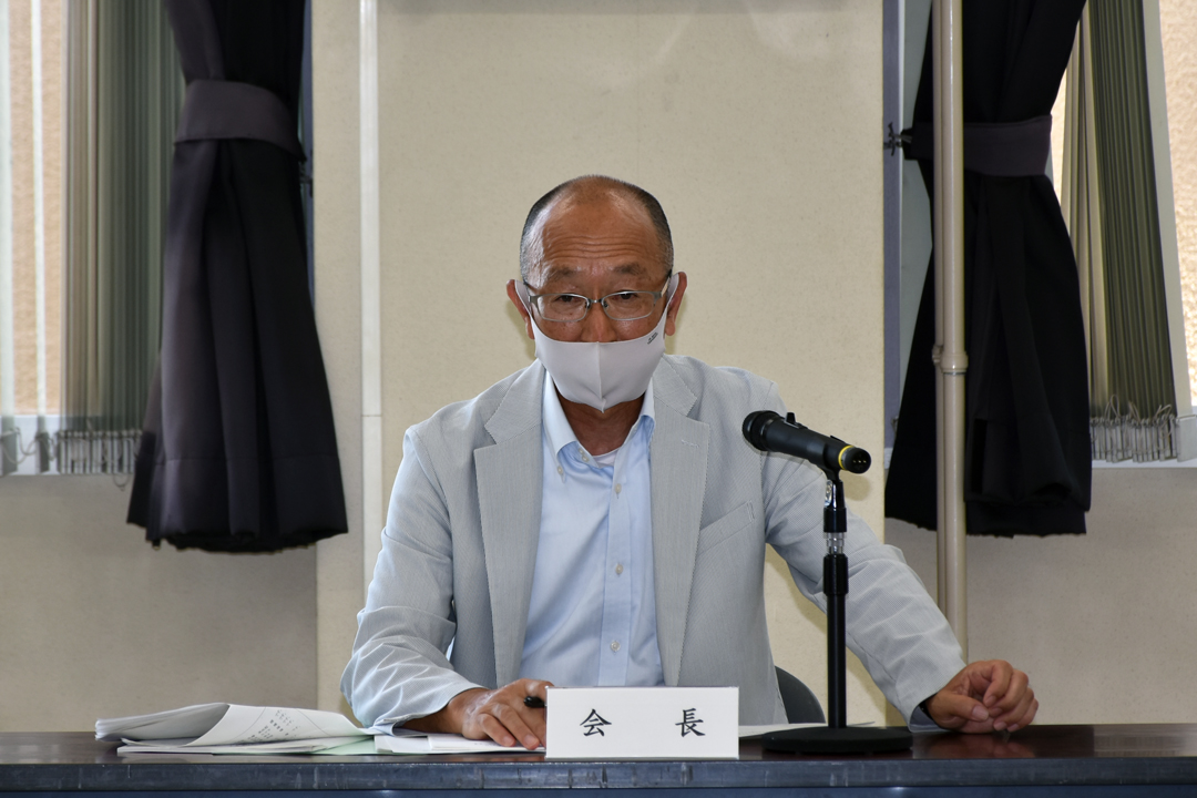 会議で議長を務める山田会長