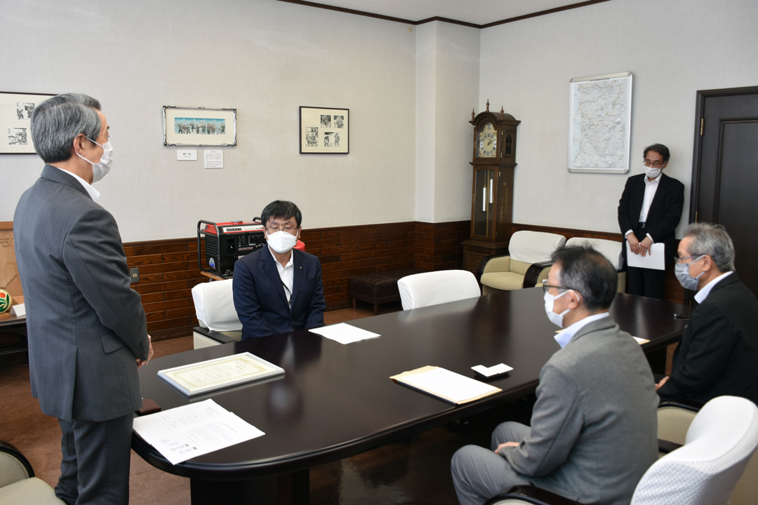 感謝とお礼の言葉を述べる津谷市長