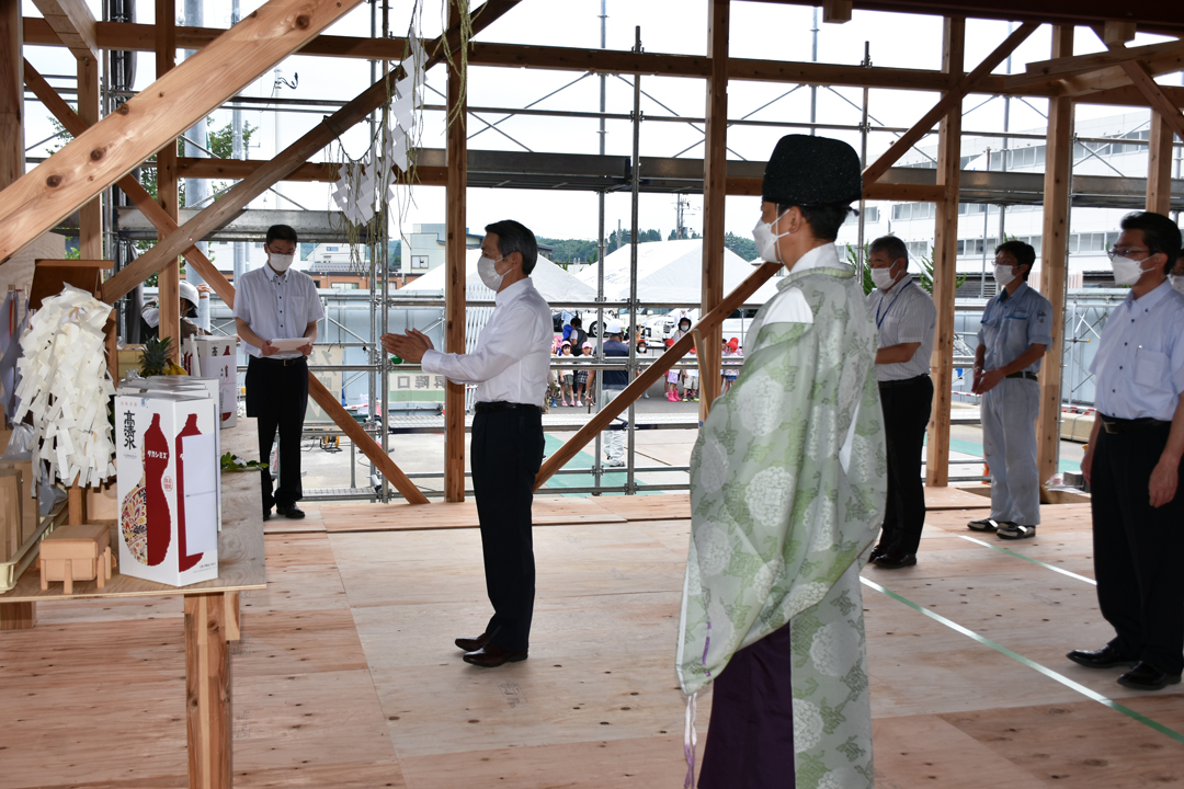 神事を行う津谷市長