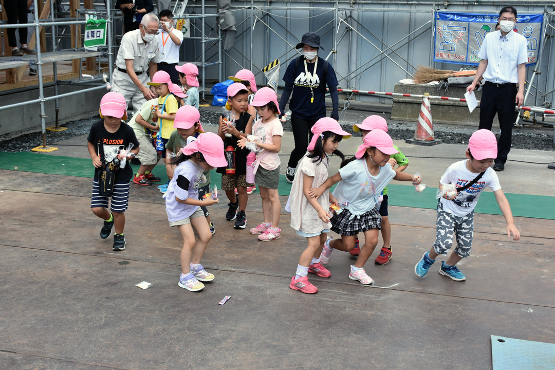 楽しそうに餅を拾う園児たち