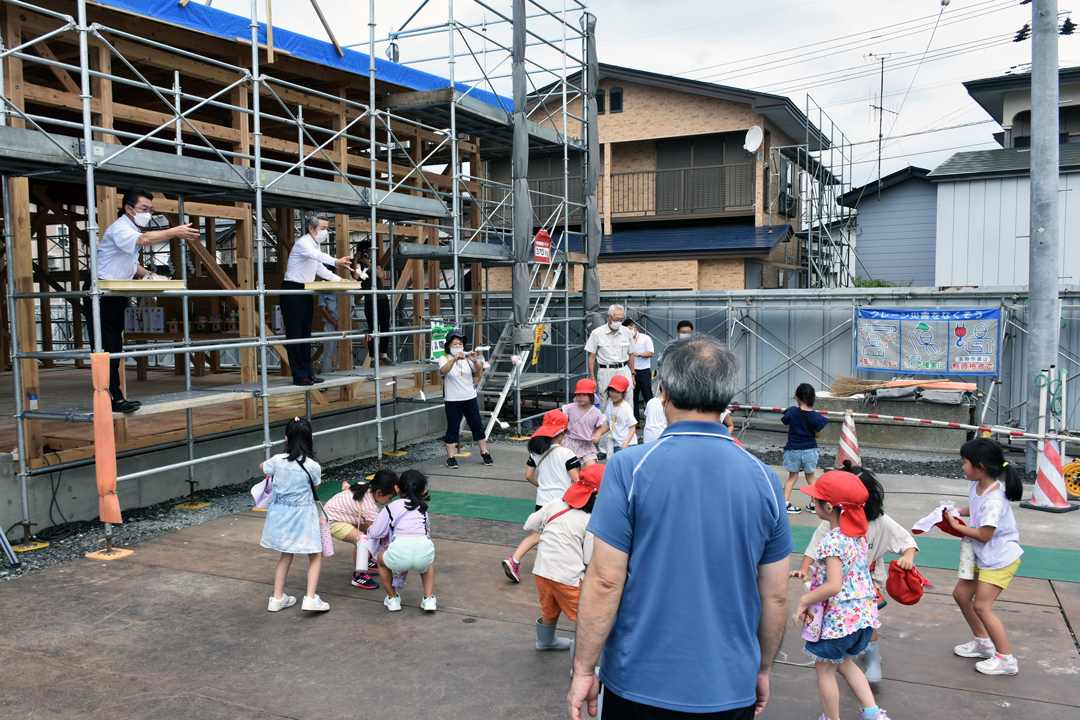 園児たちへの餅まきのようす