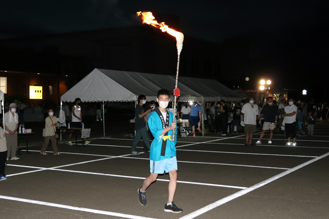 点火後にまと火会場に向かう中学生