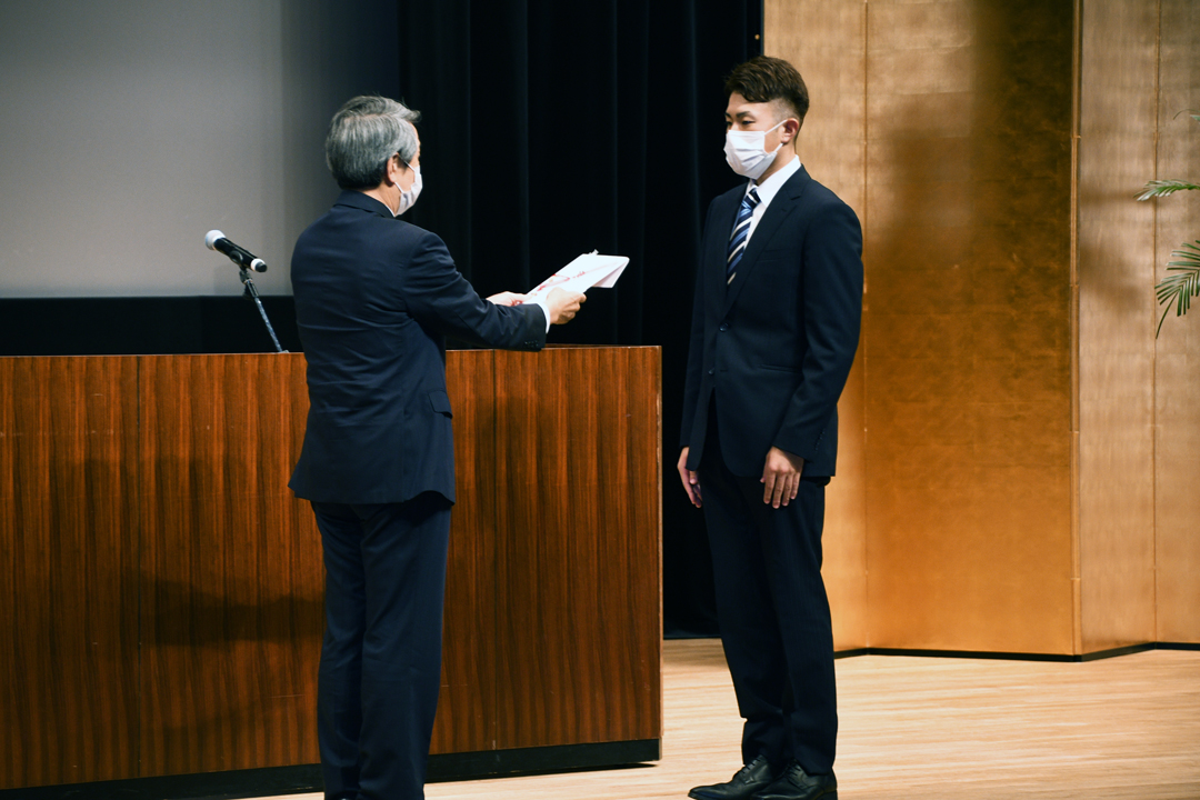 津谷市長より記念品の贈呈を受ける近藤さん