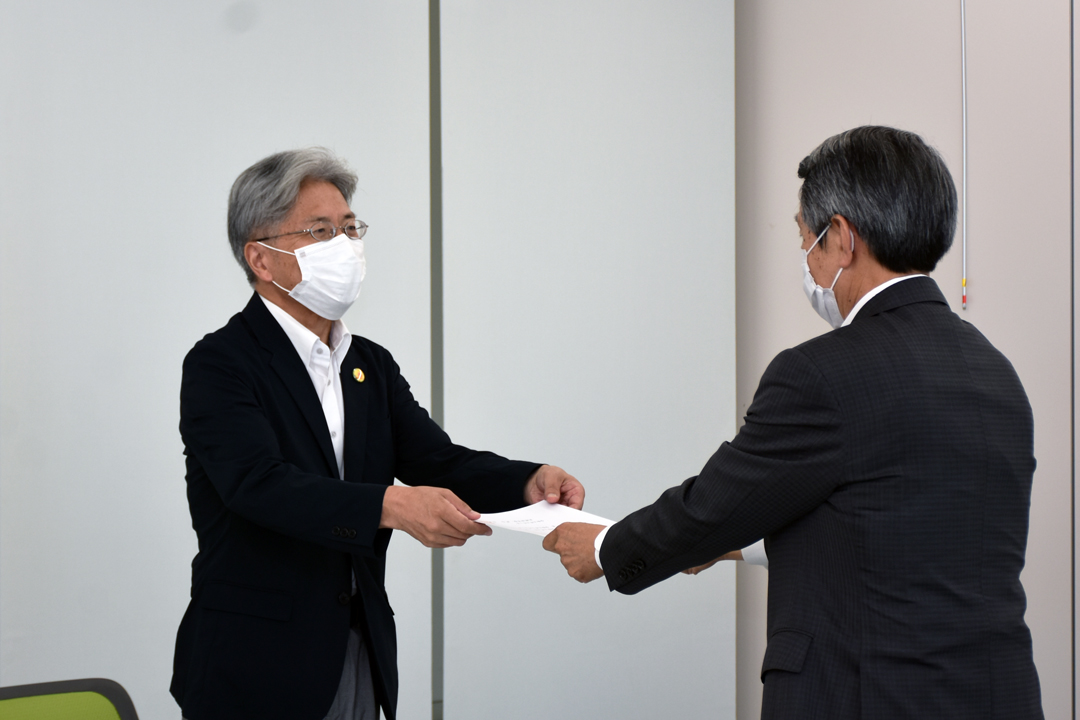 津谷市長から三浦さんへ委嘱状交付