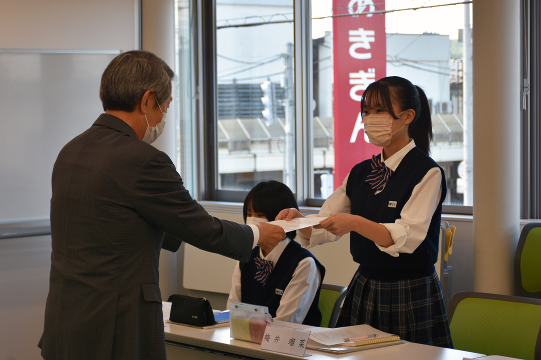 津谷市長から梅井さんへ委嘱状交付