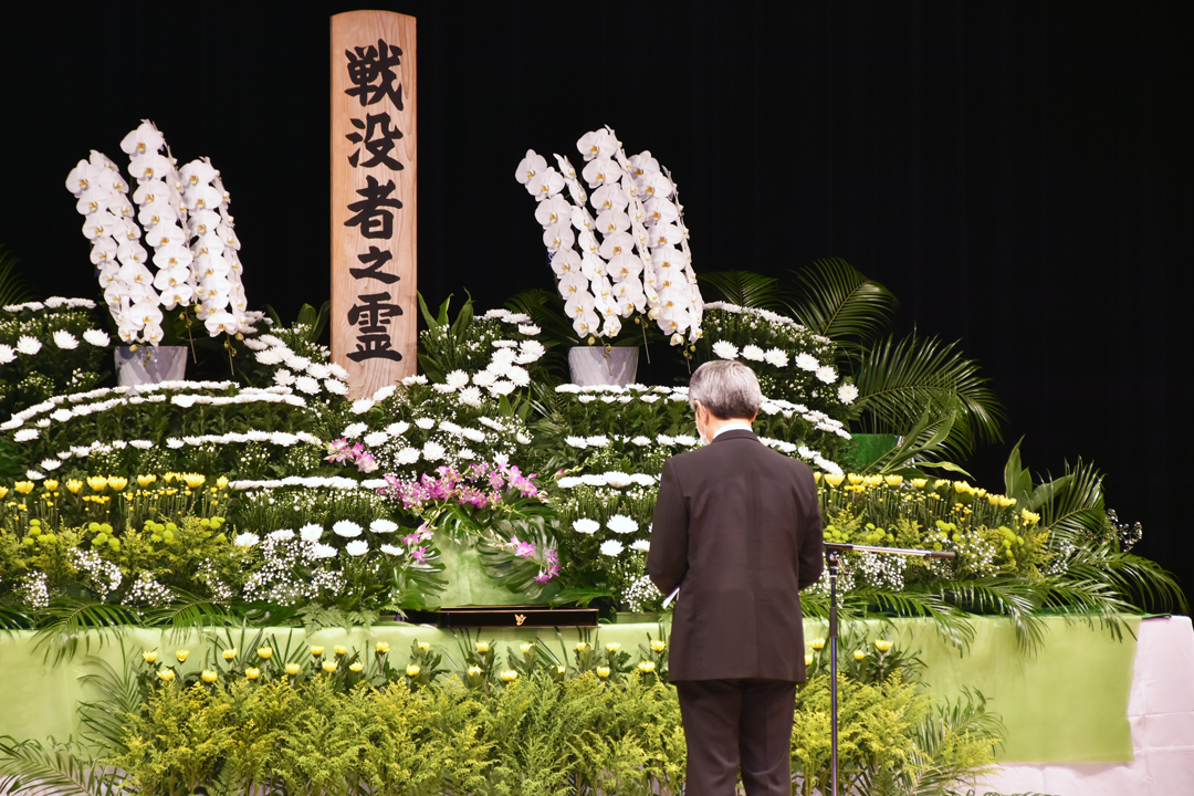 式辞を述べる津谷市長