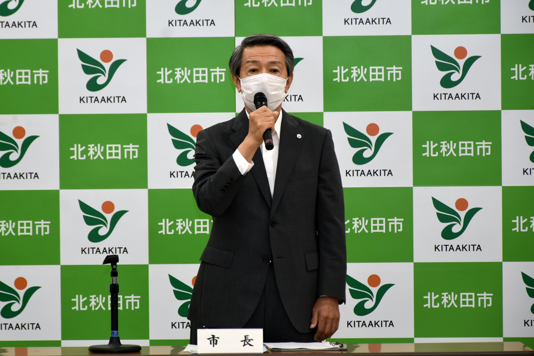 あいさつを述べる津谷市長