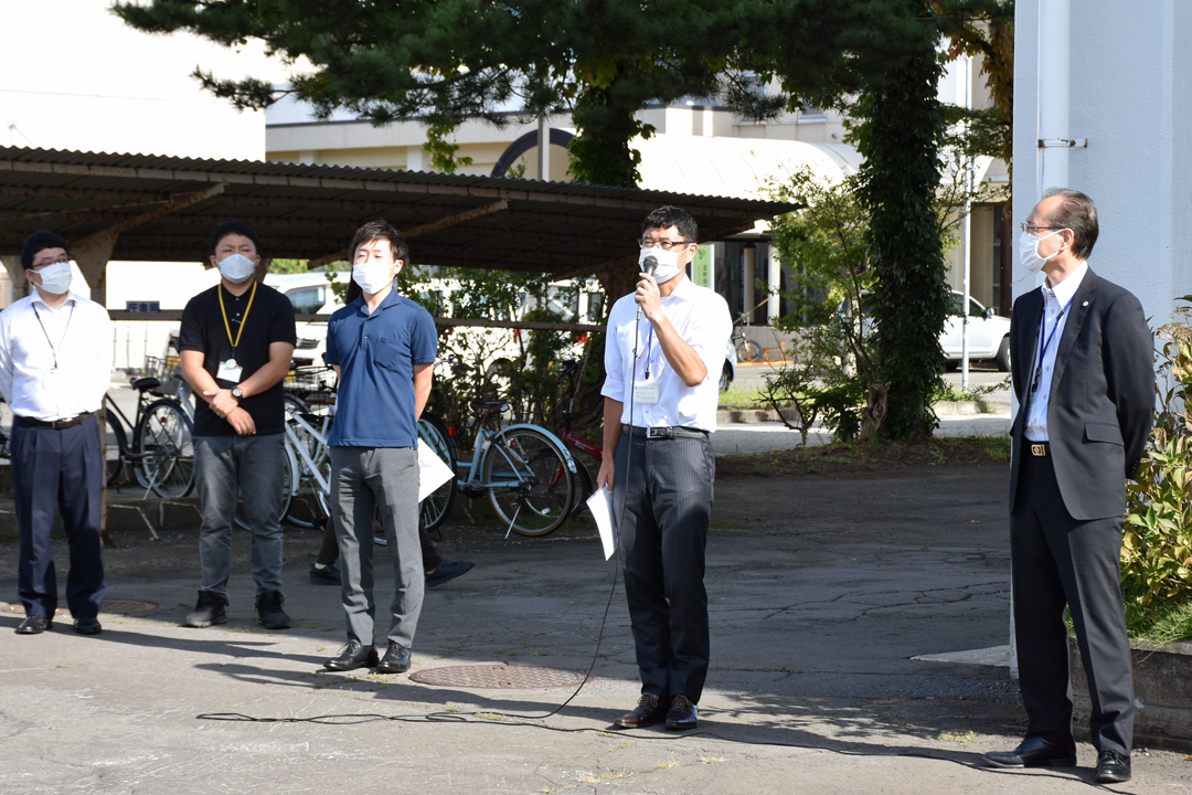 歓迎のあいさつを述べる冨谷執行委員長