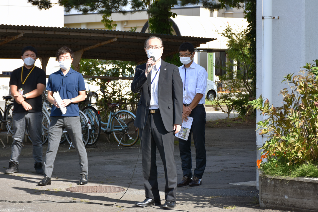 ライダーたちに激励のあいさつを述べる小松総務部長