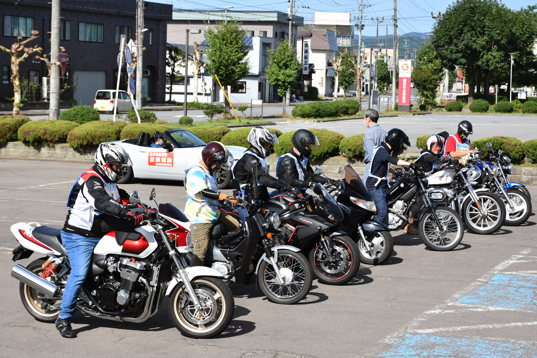 出発するライダーたち