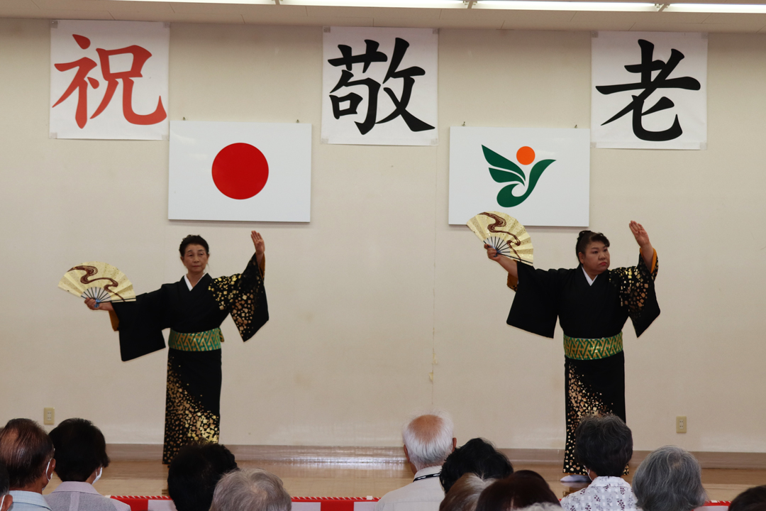 踊り「恩返し」（河野秀子さん、柳谷テツエさん）