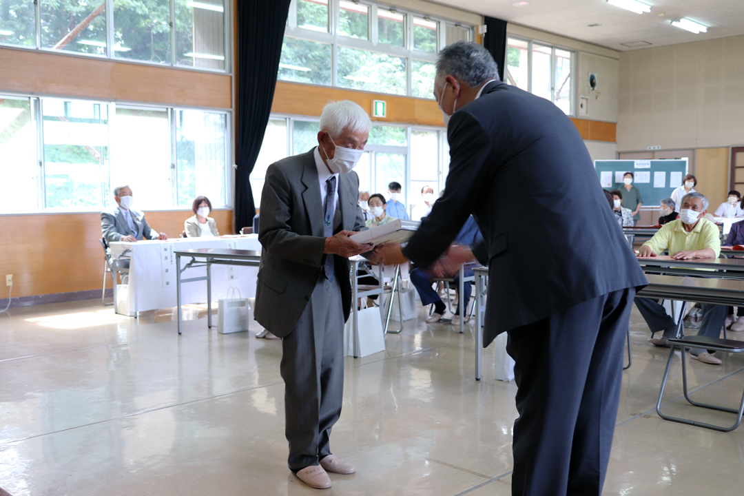 米寿を代表して祝品を受け取る長岐さん