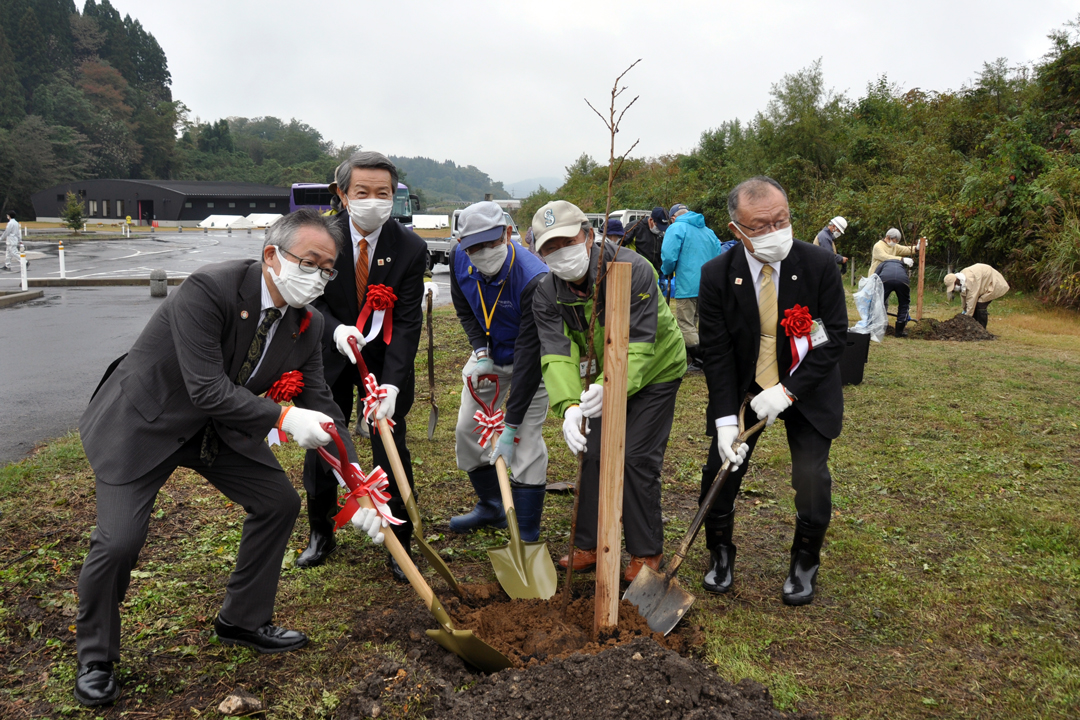 記念植樹をする津谷市長たち