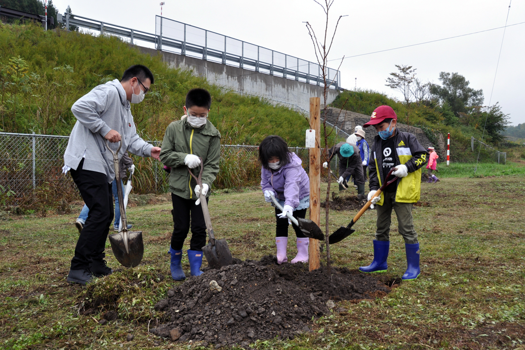 記念植樹をする子どもたち