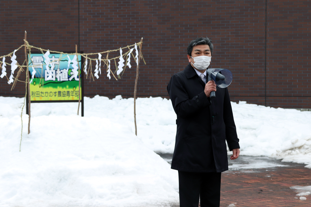 雪中田植え