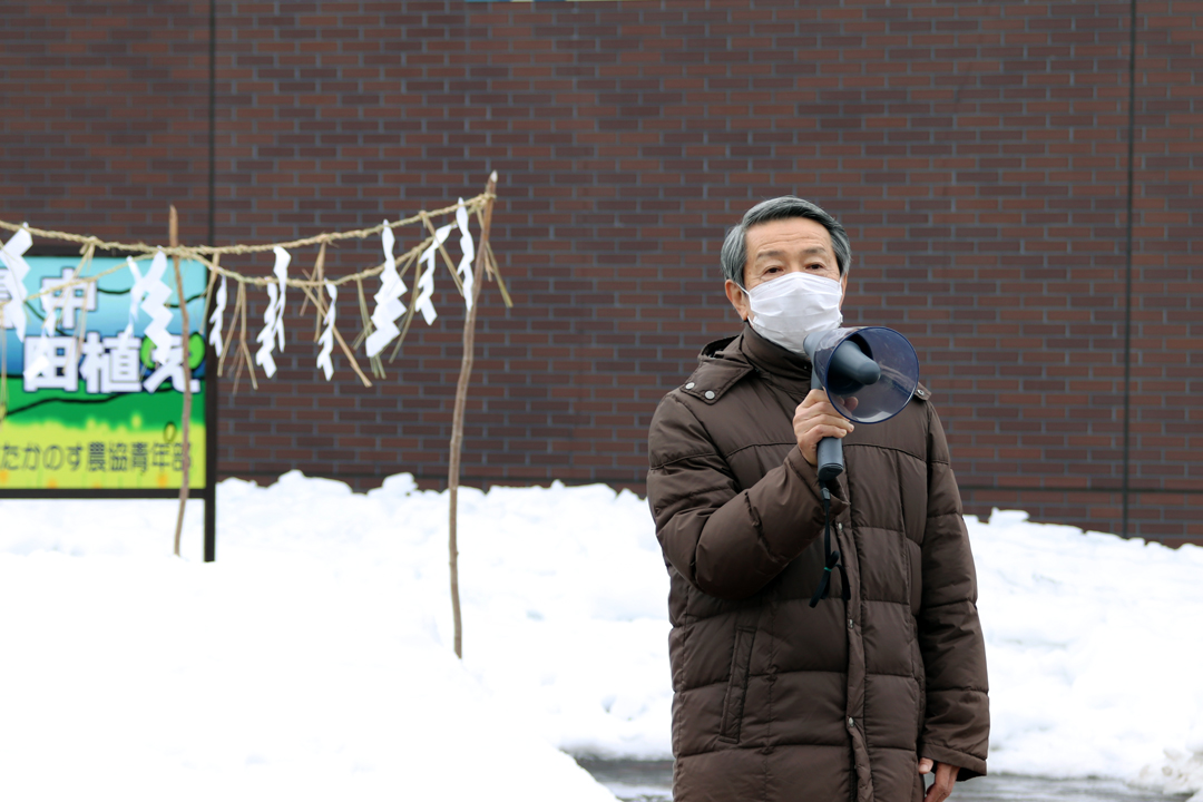 雪中田植え