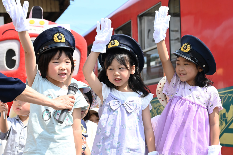 秋田内陸線「クレヨンしんちゃん列車」出発セレモニー | 北秋田市