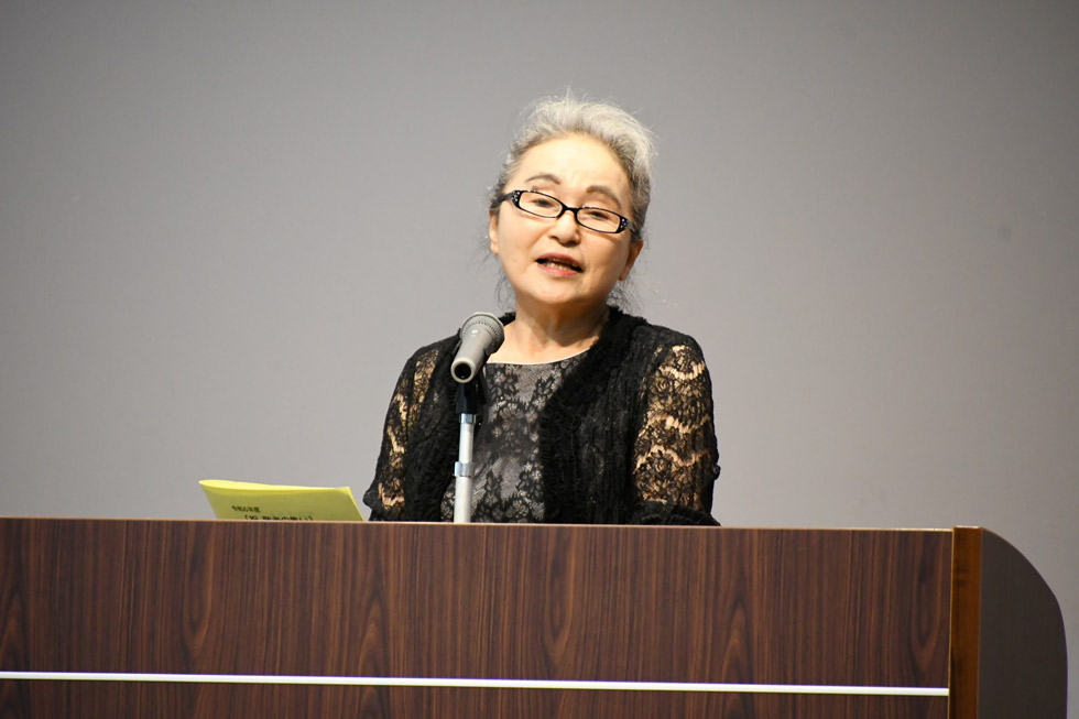  あいさつをする小塚会長