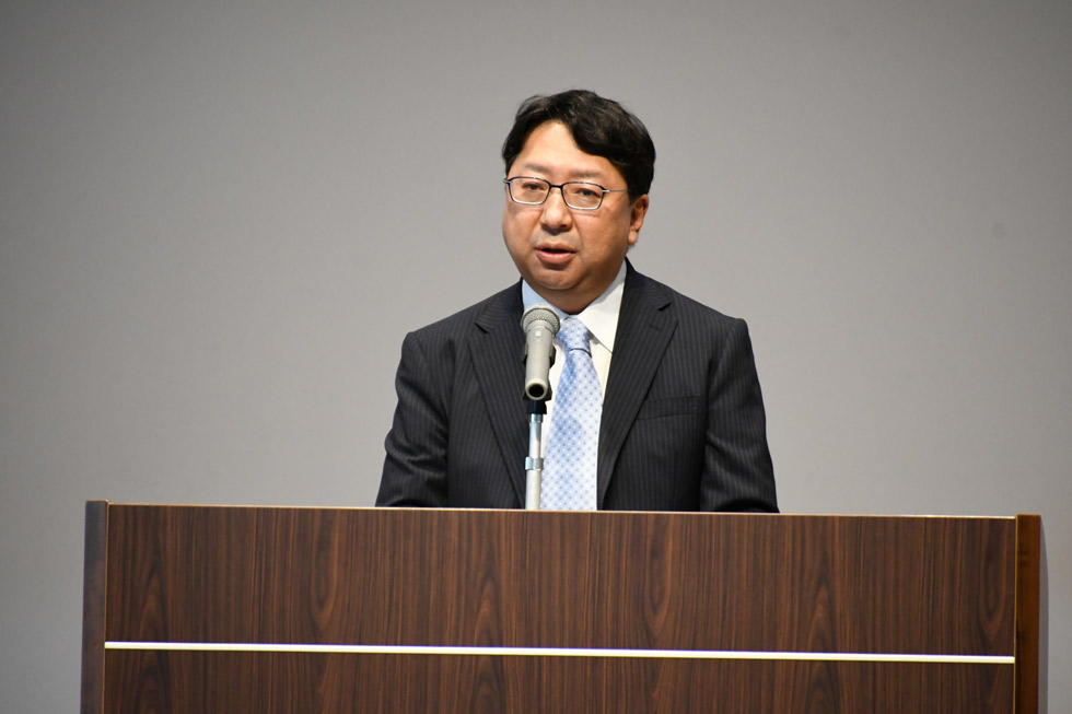 あいさつをする小笠原会長