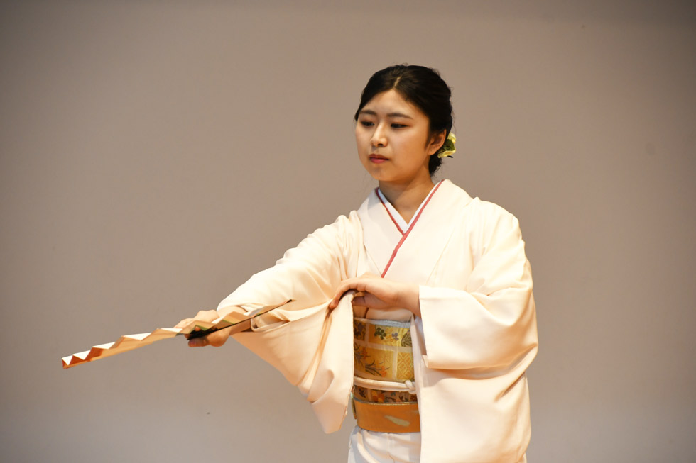 舞踊を披露する佐藤さん