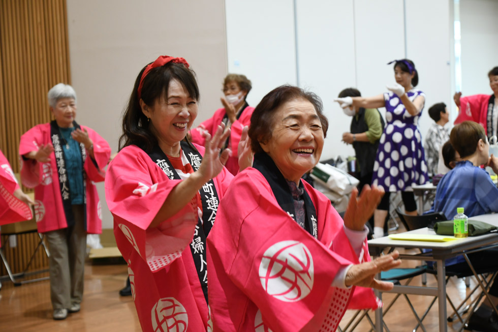 会場一体となって輪踊り