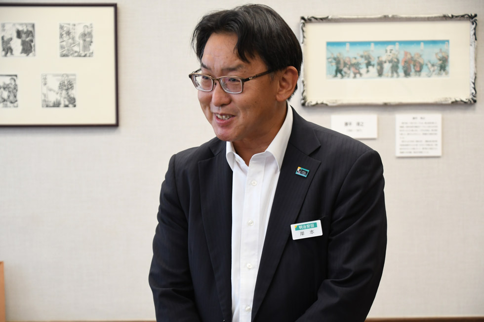  あいさつをする岸本支社長