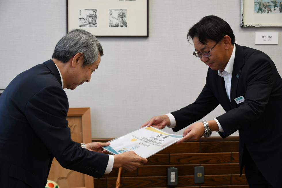 目録受領の様子